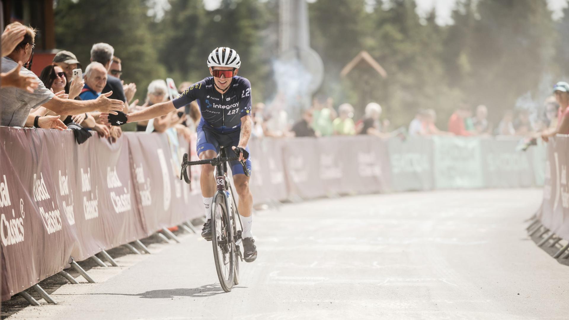 Krušné hory žily cyklistikou. Stovky cyklistů dobyly s Road Classics Klínovec!